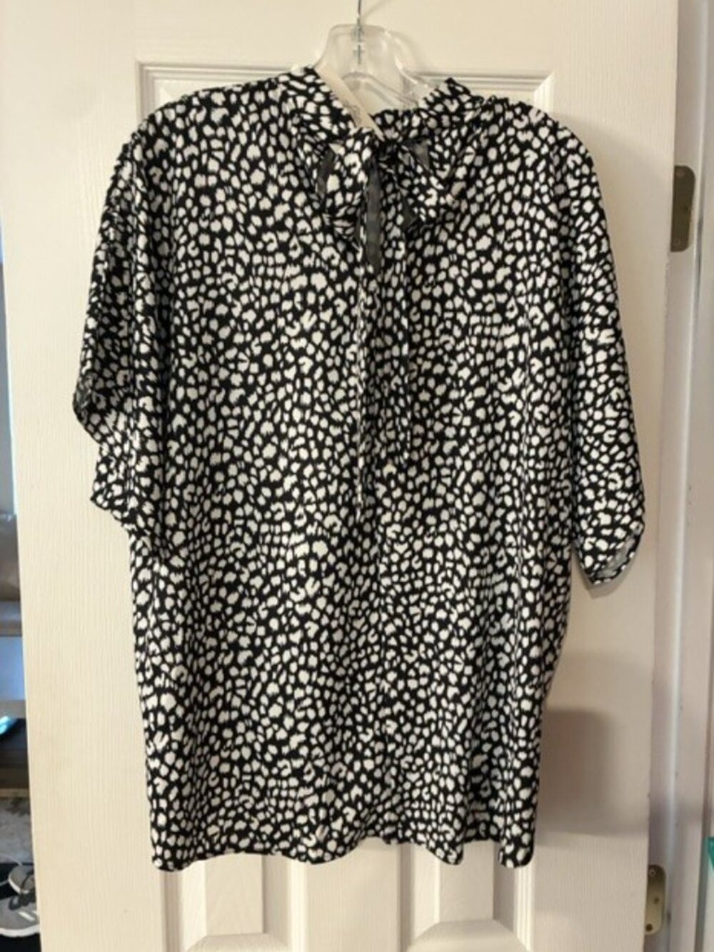 Women's NWT $39 Black White Short Sleeve Bow Neck Top Blouse Size L Coquette